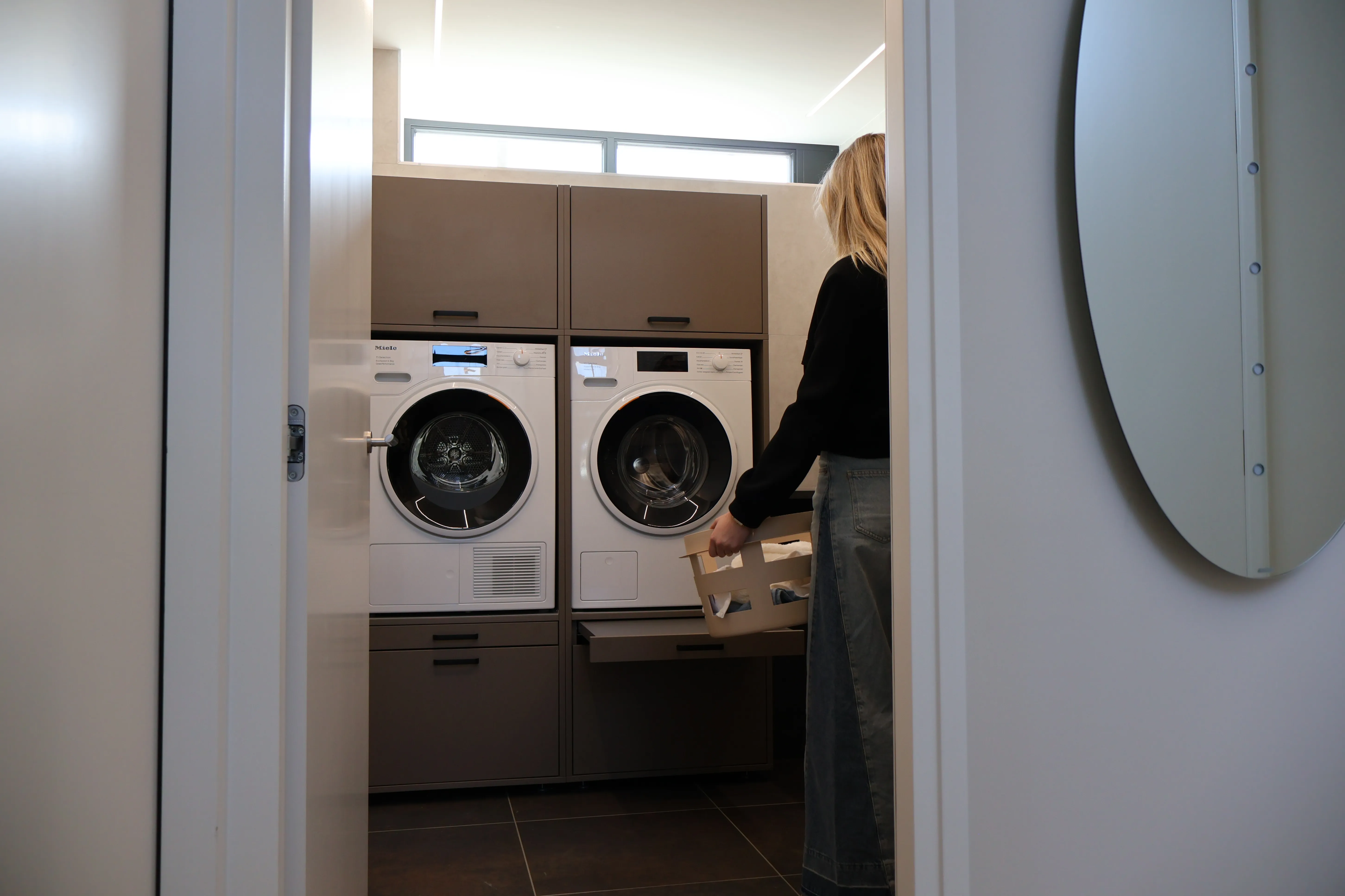 Met de wasmachine verhoger van Wastoren staat je witgoed (wasmachine en droger) op de ideale hoogte: maar liefst 60 cm hoog. De verhoger komt met lade (uittrekbare plank) en lekbak